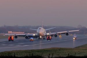 BOING 747 LUPIO TOČKOVIMA PA SE NAGNUO: Pogledajte dramatično sletanje bez trapa! (VIDEO)