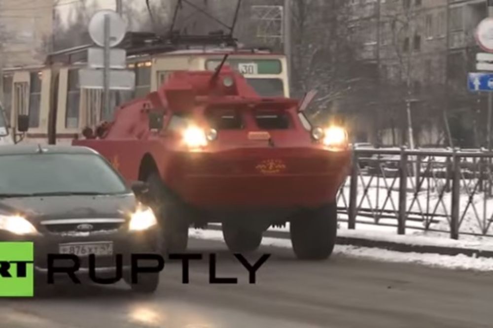 (VIDEO) LUDILO U RUSIJI: Oklopno vozilo koriste kao taksi!