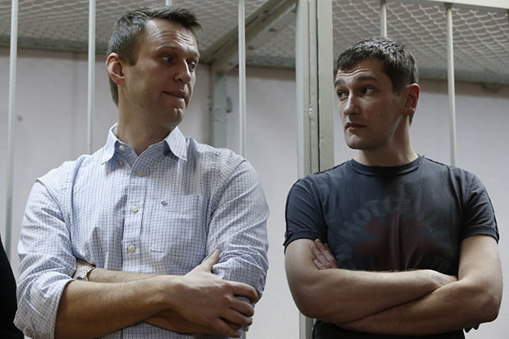 (VIDEO) ZBOG FINANSIJSKE PREVARE: Navaljni osuđen uslovno na tri i po godine zatvora