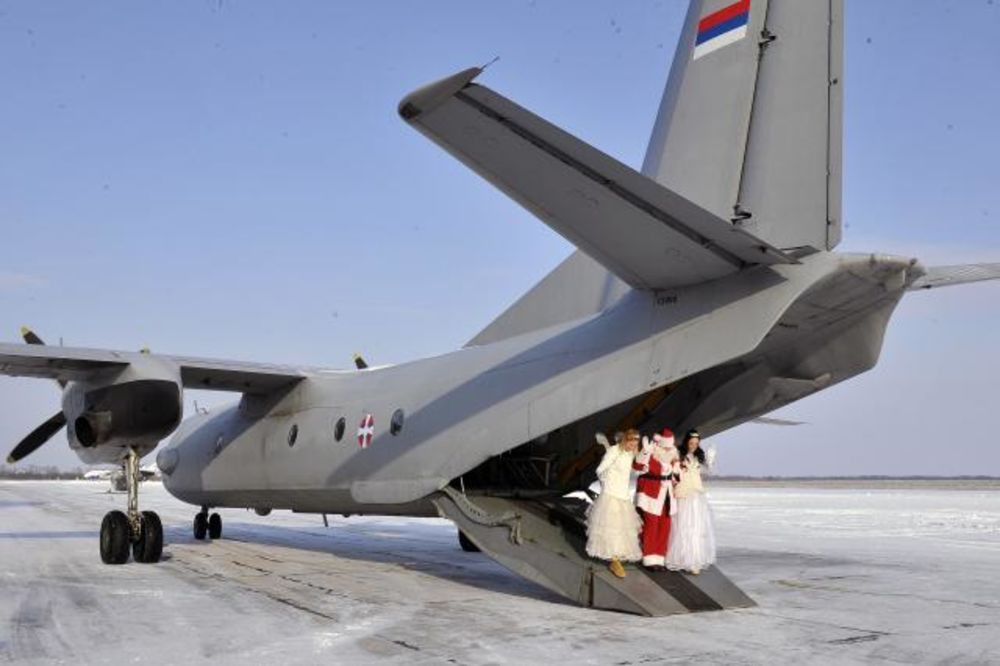 (FOTO) DESANT NA BATAJNICU: Deda Mraz i Dobre vile sleteli vojnim avionom