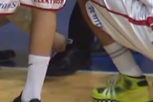 (VIDEO) OSRAMOTIO SE NA MEČU: Košarkaški sudija ne zna da veže pertle