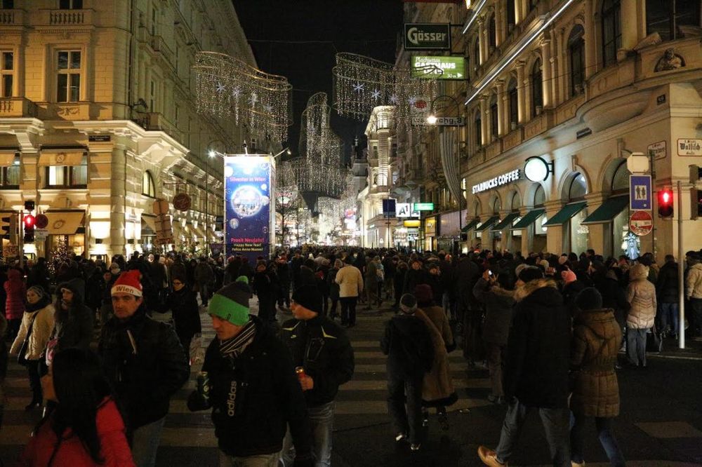 (FOTO) VALCER, VRUĆE KROFNE, KUVANO VINO: 620.000 ljudi na ulicama Beča dočekalo 2015!