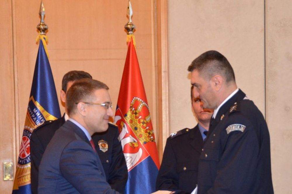 ZA HRABROST I POŽRTVOVANOST: Stefanović nagradio najbolje policajce!