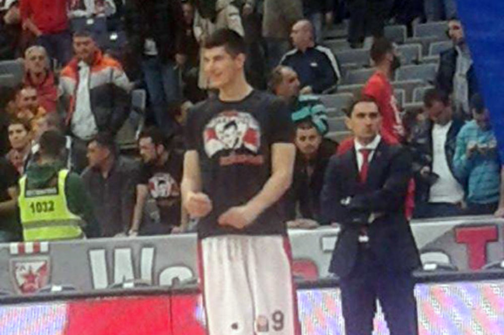 (FOTO) U ČAST PREMINULOM NAVIJAČU: Košarkaši Crvene zvezde u majicama sa likom Marka Ivkovića