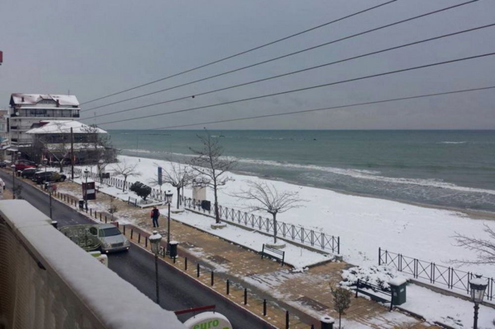 A GDE BEŠE PLAŽA: Srpski turisti, evo kako izgleda Paralija pod snegom