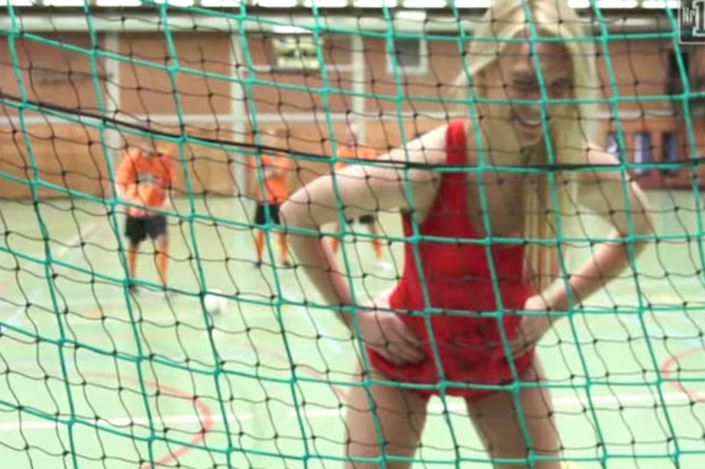 (VIDEO) SVE ZA MALI FUDBAL: Igrači šutirali loptu u zadnjice devojaka
