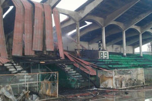 (VIDEO) IZGORELE TRIBINE: Požar uništio stadion u Kosovskoj Mitrovici