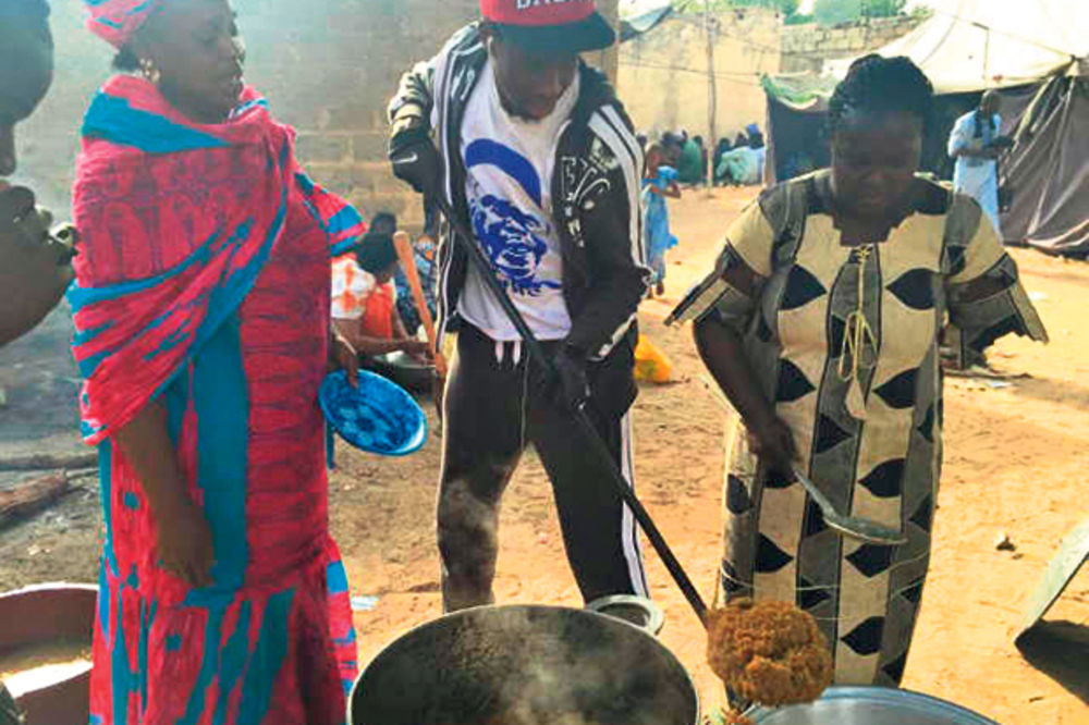 HIT: Zvezdin fudbaler kuvao obilan ručak za celo selo