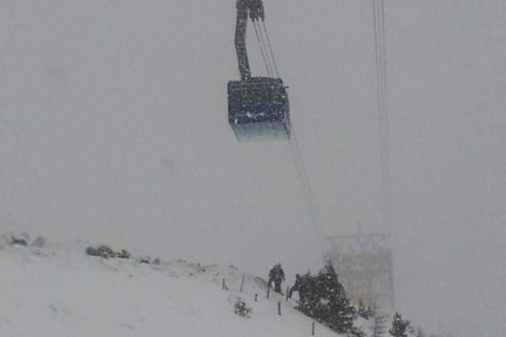 UMRSILE SE SAJLE NA ŽIČARI: U Alpima 80 skijaša satima visilo nad ambisom!