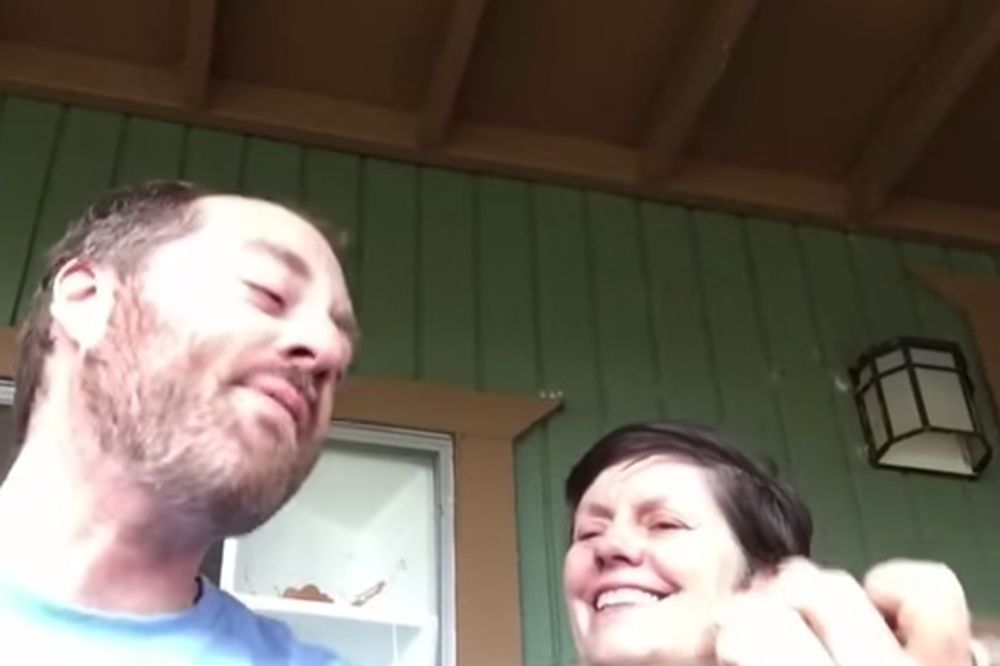 (VIDEO) POSLEDNJI PUT PREPOZNALA SINA: Pesmom izmamio osmeh majci koja boluje od Alchajmera
