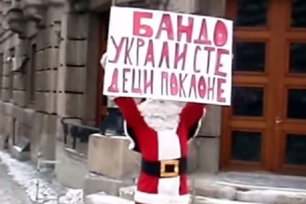 GLAVNA PRIČA NA JUTJUBU: Deda Mraz protestuje ispred Vlade Srbije!