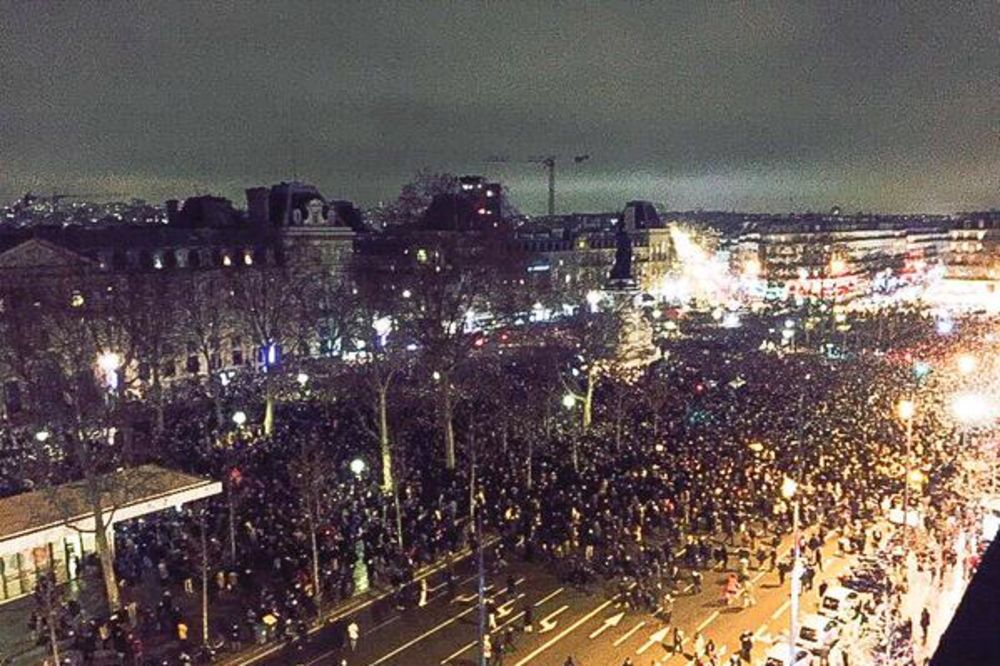 MUK U PARIZU: Hiljade ljudi odaju počast žrtvama masakra