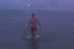 (VIDEO) MADE IN SRBIJA: Čelični Novosađanin pliva u zaleđenom Dunavu!