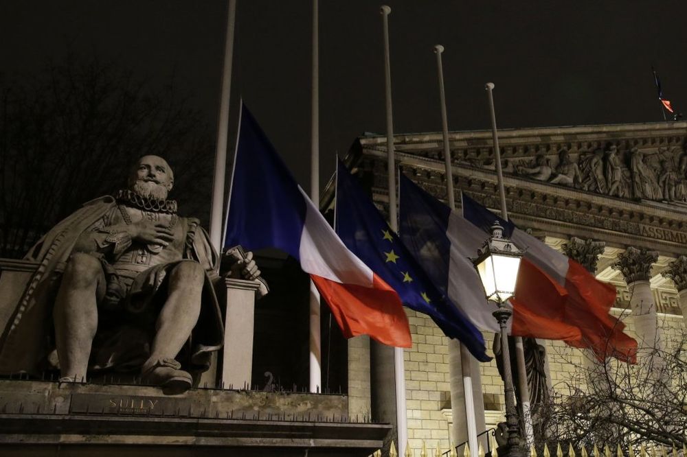 FRANCUSKA U CRNOM: Dan žalosti zbog masakra u listu Šarli ebdo