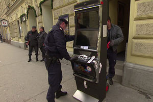 OBJAVILI RAT KOCKARIMA: Finansijska policija u Beču zaplenila 50 slot aparata!
