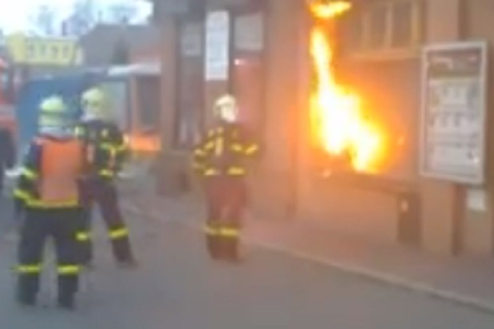 (VIDEO) KUĆA GORI A VATROGASCI SE ČEŠLJAJU: Ne daj Bože da vam ovi gase požar!