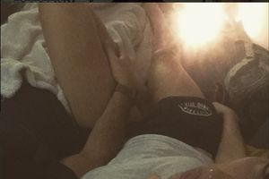 MUSTAFA, GDE TI JE RUKA: Emina objavila seksi selfi iz kreveta