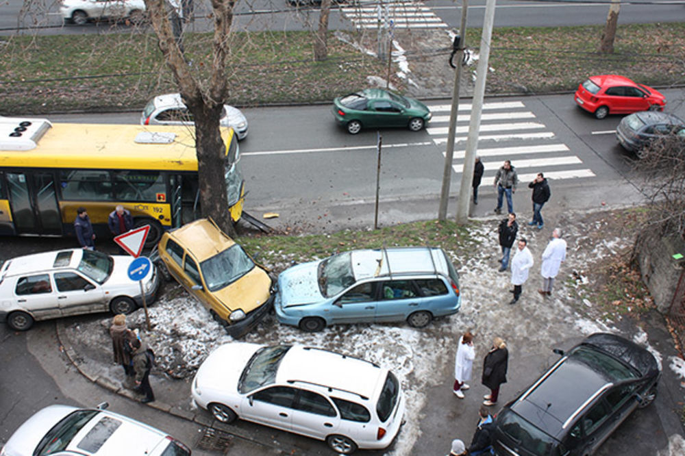 KARAMBOL NA VOŽDOVCU: Autobus 47 udario u drvo i dva automobila