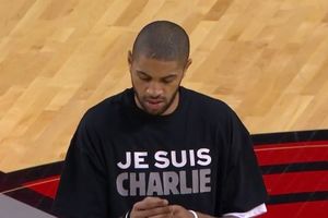 (VIDEO) PODRŠKA STRADALIMA U PARIZU Batum u majici: Ja sam Šarli