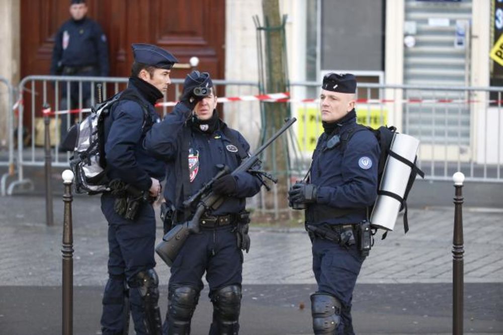 NOVI INCIDENT U PARIZU: Namerno udarili autom policajku ispred Olandove rezidencije, dvoje uhapšeno