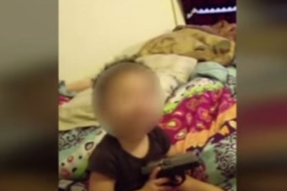 (VIDEO) NAJGORI RODITELJI NA SVETU: Dete stavlja pravi pištolj u usta, a tata viče BUM!