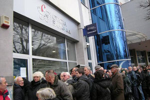PADAJU U NESVEST ISPRED SRPSKE BANKE: 1.000 ljudi u Kraljevu čeka da ugasi račun