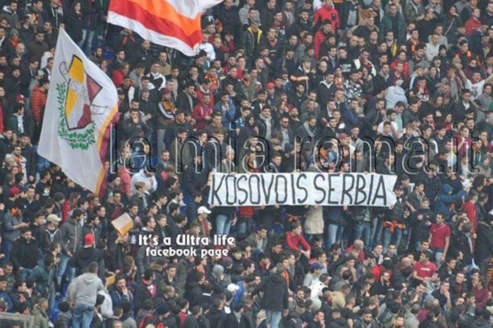 (FOTO) DOK JE TOTI PRAVIO SELFI: Navijači Rome razvili transparent Kosovo je Srbija