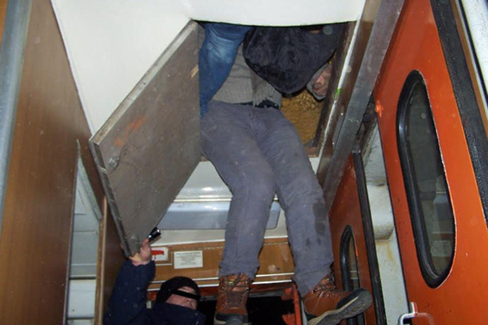 (FOTO) PREŠEVO: Šest Sirijaca skriveni u vozu ilegalno pokušali ući u Srbiju