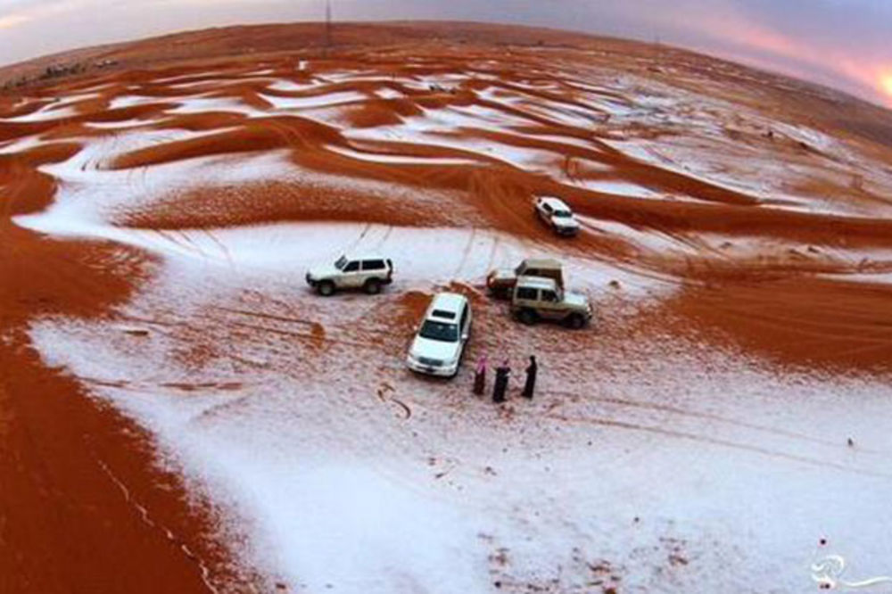 PAO SNEG U PUSTINJI: Saudijska Arabija pod belim pokrivačem, kamile u šoku!