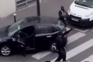 NOVI SNIMAK NAPADA U PARIZU: Braća Kuaši pobegli pucajući na policiju! (VIDEO)
