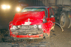 TROJE MRTVIH KOD PEĆINACA: Vozač izašao zbog nužde, auto udario punom brzinom u sanitet!