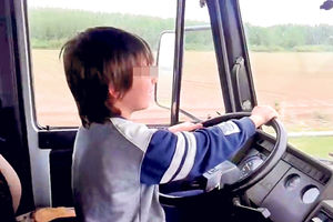 SUMANUTO: Otac dao sinu da vozi kamion, sad mu preti oduzimanje deteta!