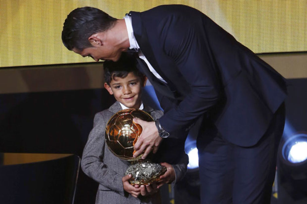 (VIDEO) VOLI OCA, OBOŽAVA MESIJA: Pogledajte kako je Ronaldov sin potrčao u zagrljaj Barsinoj zvezdi