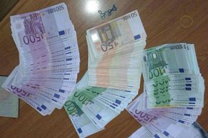 UHVAĆENI NA CARINI: U džepovima pokušali da iznesu 200.000 evra iz Srbije!