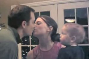 (VIDEO) LJUBOMORKO: Ovako beba reaguje kada se mama i tata poljube