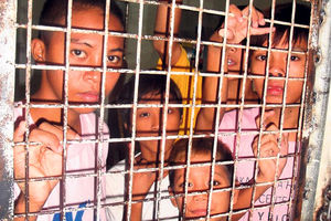 ZASTRAŠUJUĆE: Filipinci okovali decu pred dolazak pape Franje!