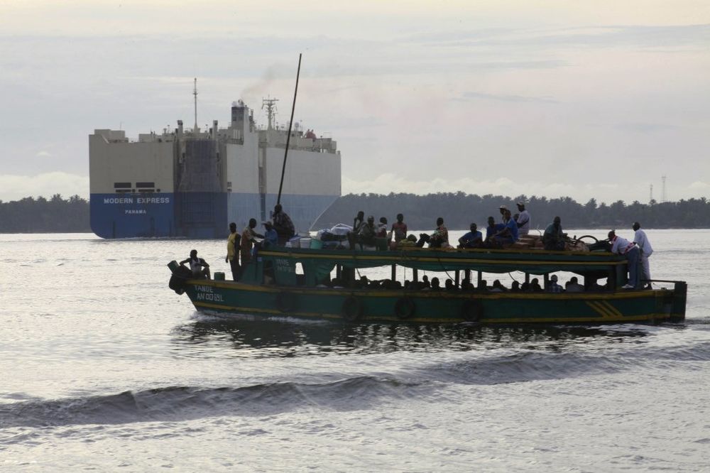 MOTOR EKSPLODIRAO: Zapaljeni brod sa 100 ljudi nestao u reci