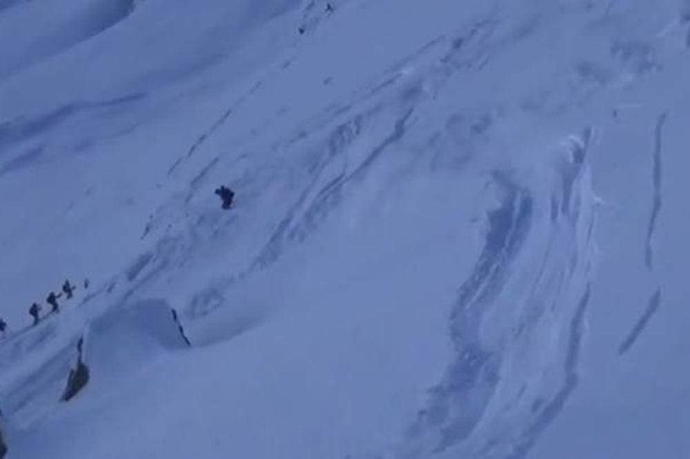 (VIDEO) ZASTRAŠUJUĆE: Lavina progutala skijaše za nekoliko sekundi