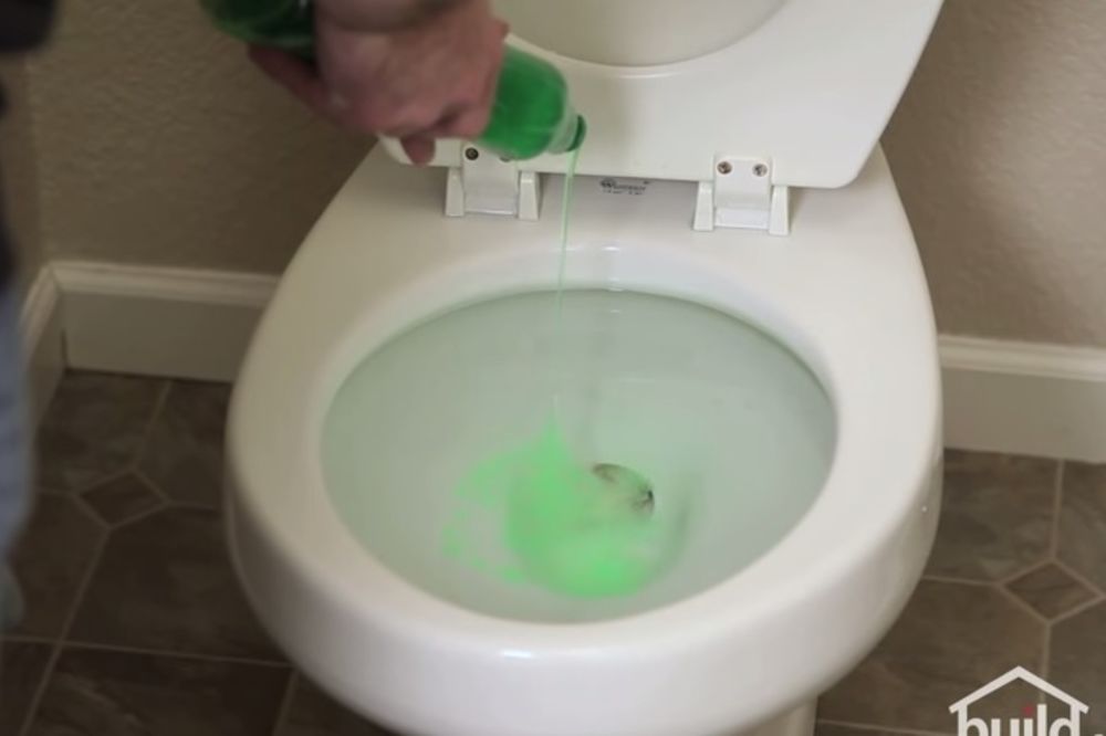 (VIDEO) SAMI SVOJ MAJSTOR: Kako otpušiti WC šolju bez gume