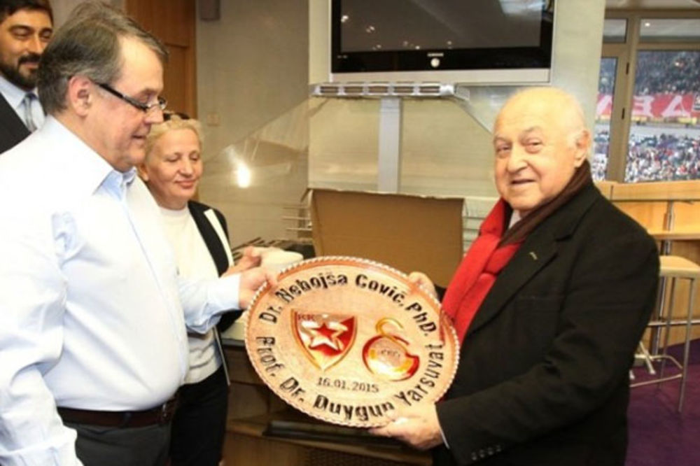 ZAJEDNO GLEDALI MEČ: Pogledajte šta je predsednik Galatasaraja poklonio Čoviću