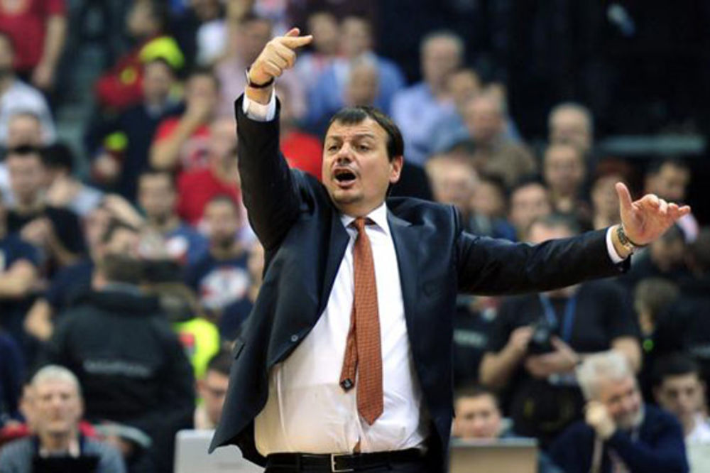 ERGIN ATAMAN - SRAMOTA ZA KOŠARKU! Novi skandalozan potez turskog trenera, a onda i tuča na kraju velikog derbija Evrolige (VIDEO)