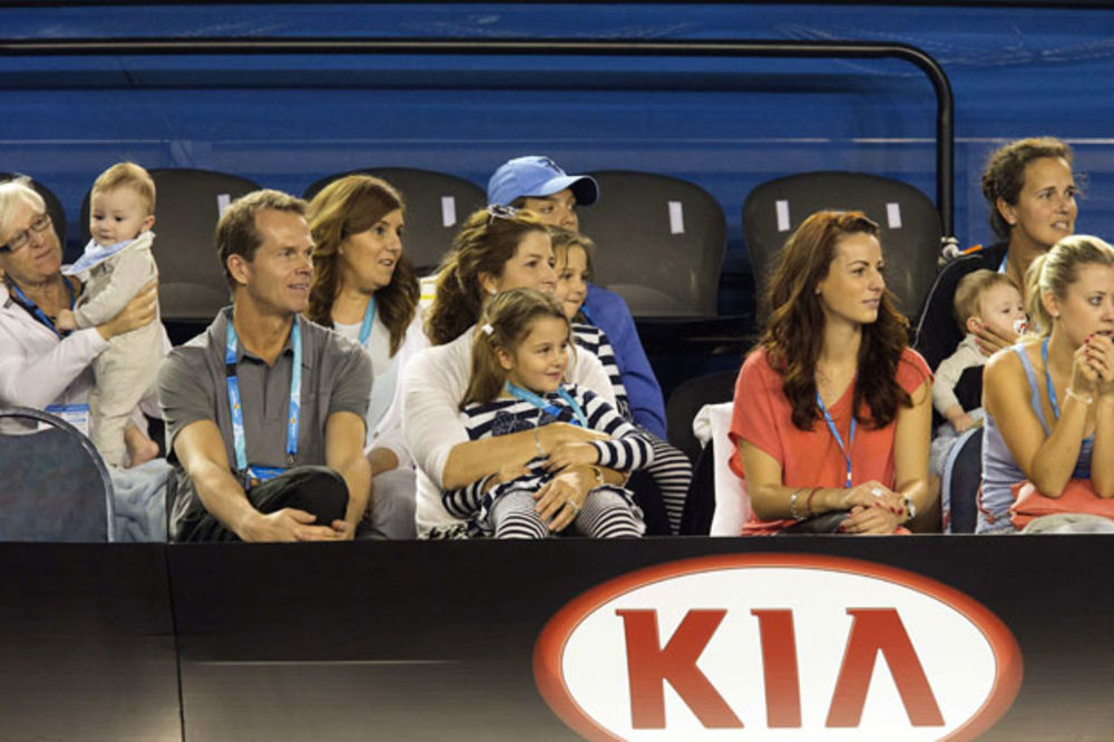(FOTO) DOŠLI DA GLEDAJU TATU: Federer poveo decu na trening!