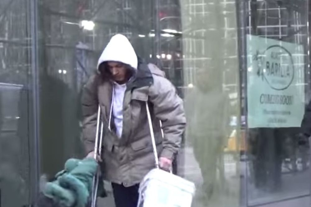 (VIDEO) OVO ĆE VAM SLOMITI SRCE: Beskućnik se srušio na ulici, a samo jedan čovek mu je pomogao i to