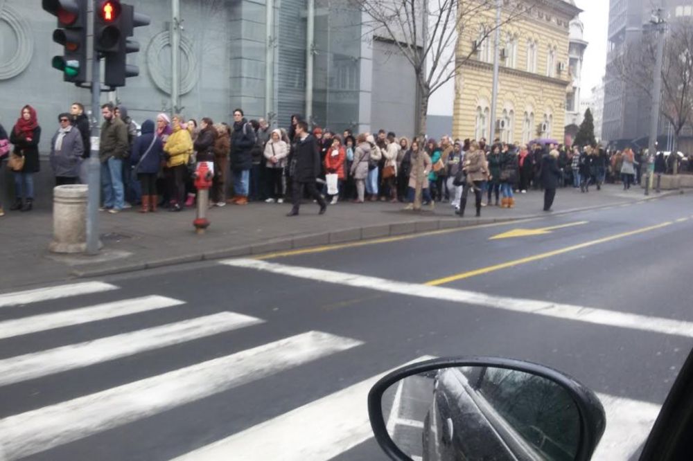 (FOTO) Nikada nećete pogoditi šta ovi ljudi čekaju u redu u centru Beograda!
