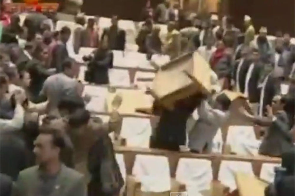 (VIDEO) TUČA U PARLAMENTU: Nepalski poslanici bukvalno se gađali stolicama!