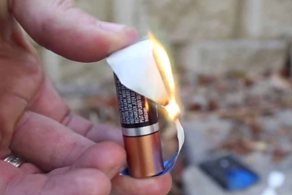 (VIDEO) ZA SVE KAMPERE: Evo kako da zapalite vatru pomoću baterije i papirića od žvake!
