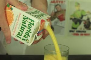 (VIDEO) VIŠE NIŠTA NEĆE BITI ISTO: Sve vreme ste sipali sok pogrešno!