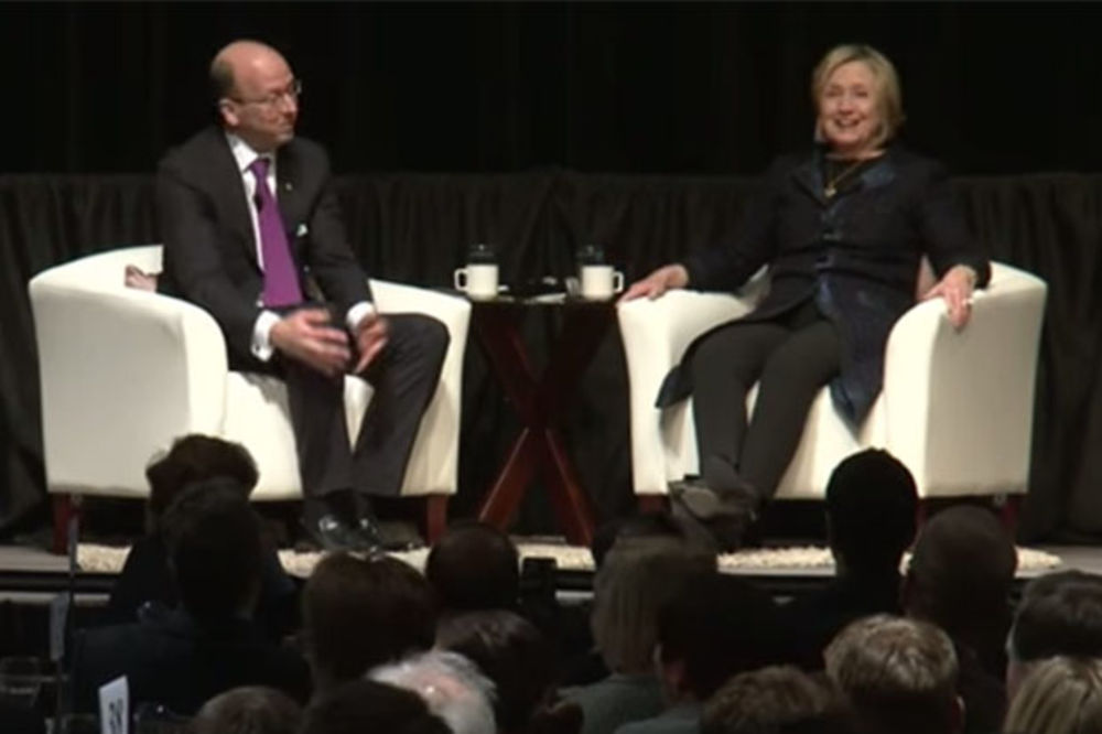(VIDEO) KLINTONOVA SE NARUGALA PUTINU: Pogledajte kako Hilari imitira ruskog predsednika