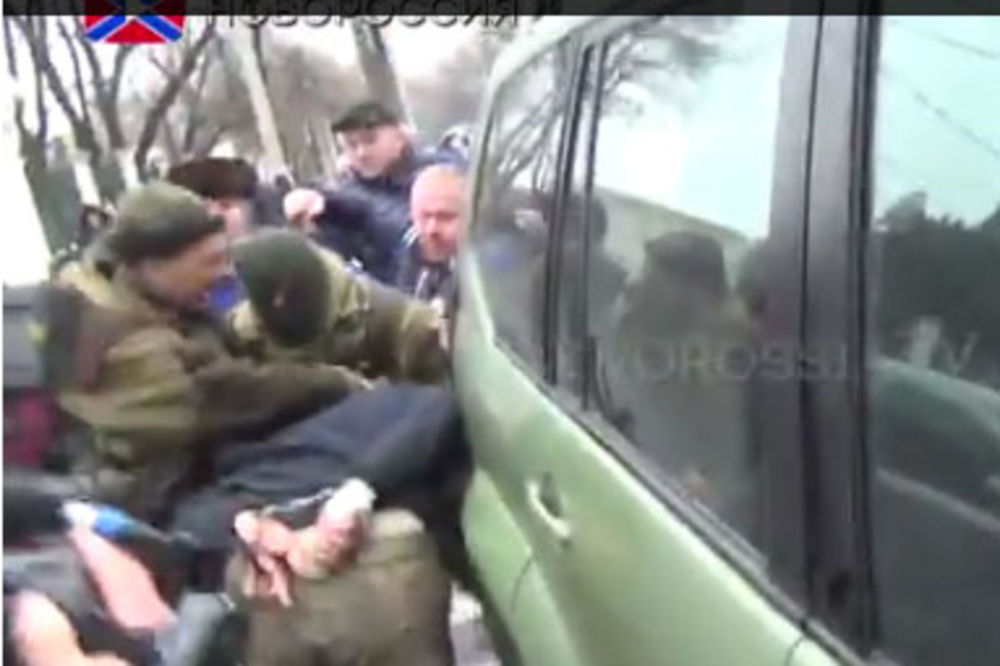 (VIDEO) PUT SRAMOTE: Građani Donjecka napali ukrajinske vojnike zarobljene na aerodromu
