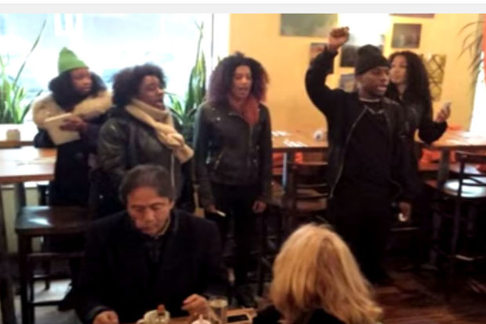 (VIDEO) BELCI NA METI CRNOG BRANČA: Mitinguju po restoranu, sednu za sto i pilje ljudima u usta!